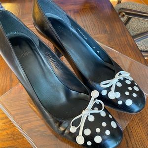 Stuart Weitzman Sz8M Black kid with White polka dots and bow 3.25” heels